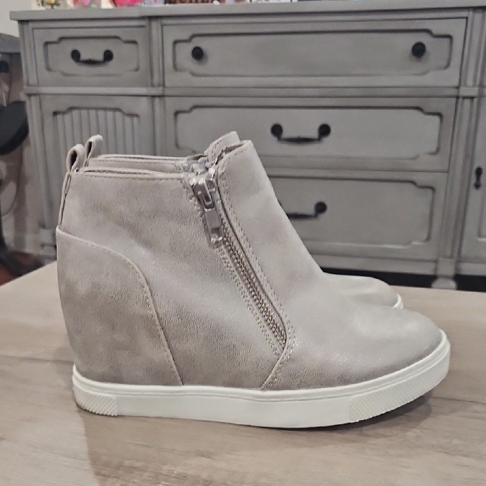 Brash Light Gray Wedge Sneakers kid's size 2.5